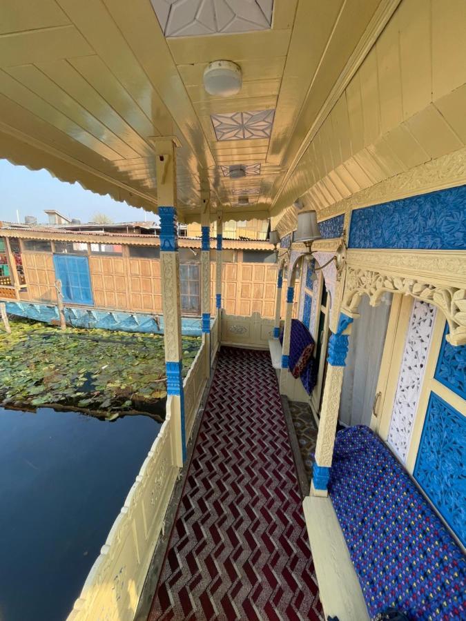 Floating Young Gulshan Houseboat Srīnagar Esterno foto